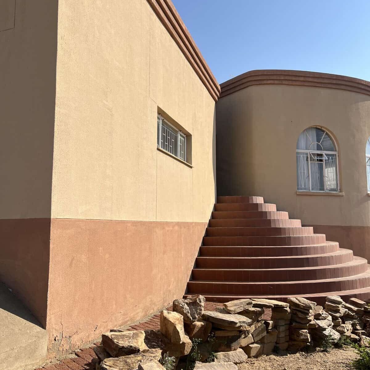 Rename all images to the property name, same as above as well as description of Image.
eg. 3 Bedroom House, Okahandja - Kitchen