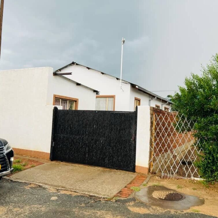 Spacious 3 bedroom house interior Okuryangava Windhoek with built-in cupboards Modern kitchen with BIC BIS 3 bedroom house Okuryangava Windhoek